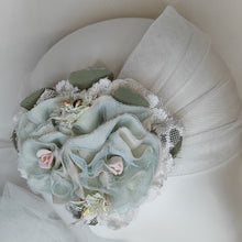 Cargar imagen en el visor de la galería, Tocado Flores Lola Olmos AC26/27
